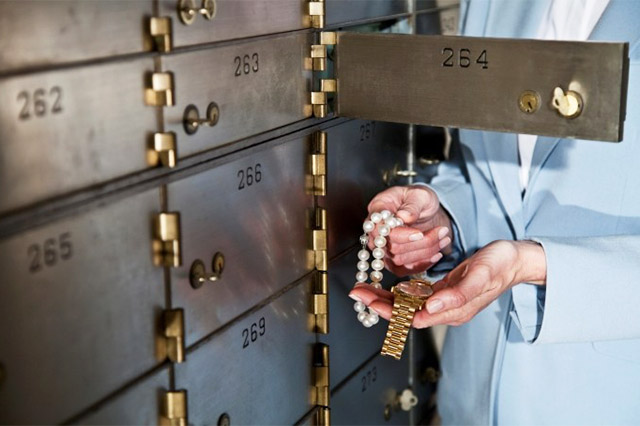 お客様からお預かりした品物は、その品物に最適な保管方法で、責任を持って大切に保管いたします。